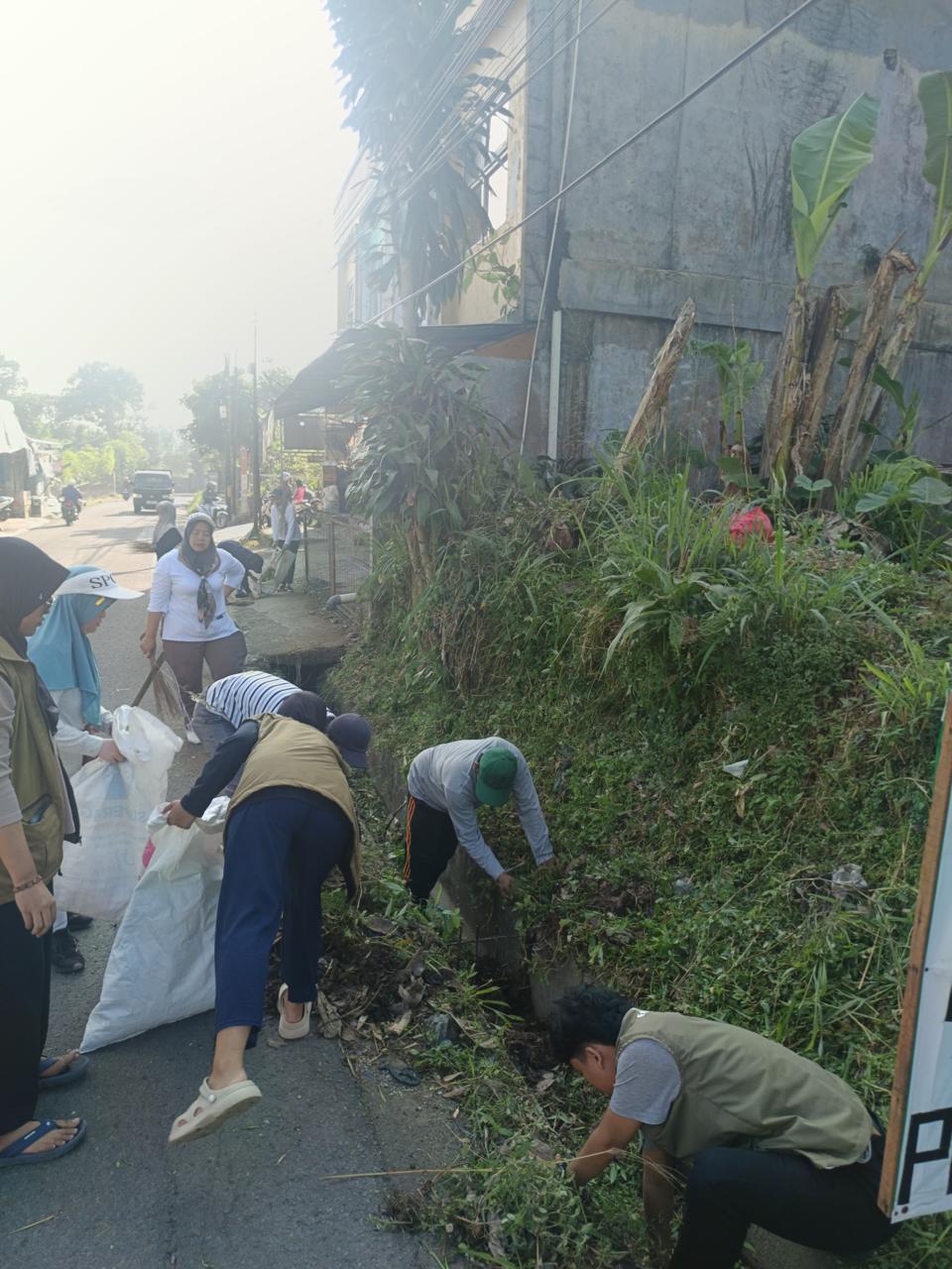Gotong Royong Desa Tajur Halang